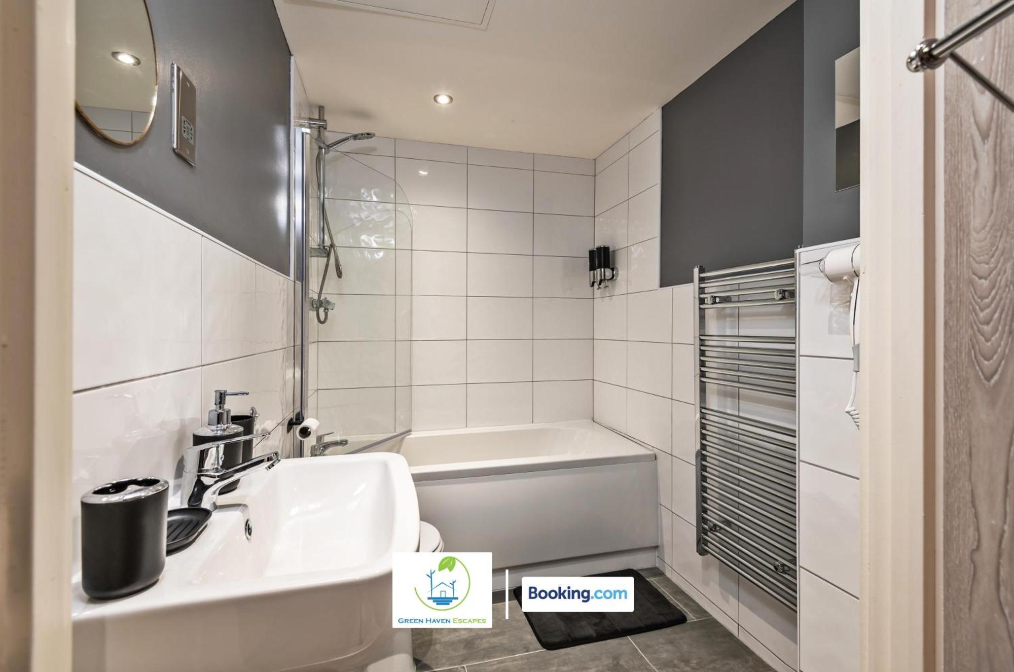 Spacious 1 Bedroom Apartment With 4K Cinema Experience By Green Haven Escapes In Bradford Брадфорт Екстериор снимка